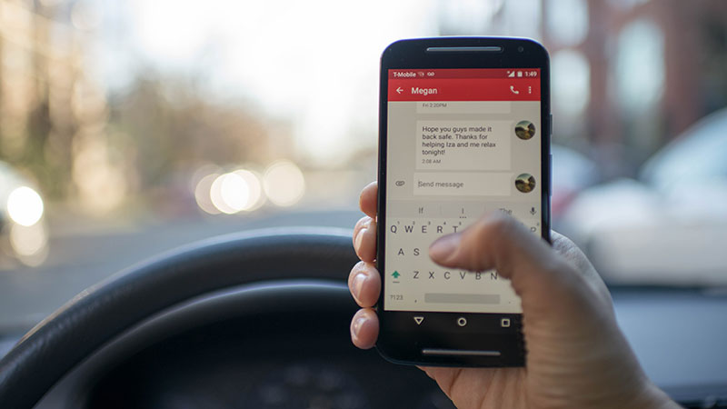 blur-car-cellphone-230554